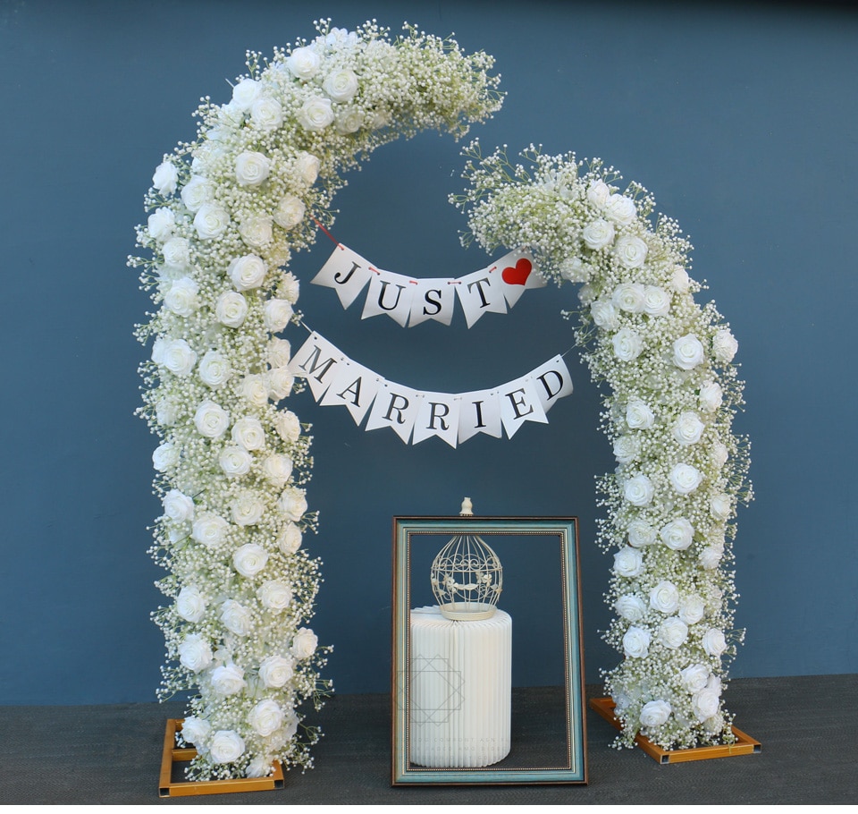 Detroit-themed table settings and place cards